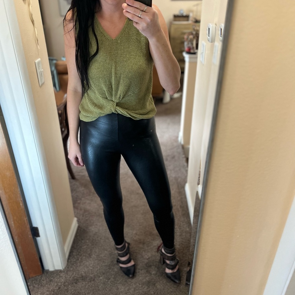 Olive 🫒 sleeveless sweater top